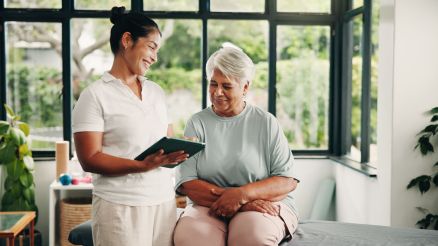 Eine junge Orthopädin zeigt ihrer älterin Patientin die neuste TI Anwendung von AKQUINET auf ihrem Tablet
