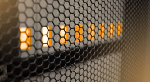 Konnektoren für die Telematikinfrastruktor stehen in einem Netzwerkrack in einem Rechenzentrum