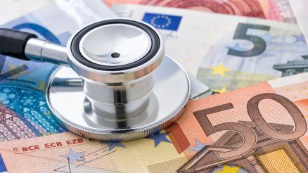 Ein Stethoskop liegt auf Euro-Scheinen