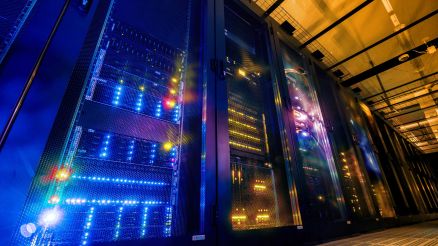 Beleuchtete Serverracks in einem Rechenzentrum von AKQUINET