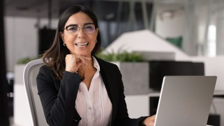 Eine Frau sitzt am Arbeitsplatz und empfängt KIM-Nachrichten über KIM2Mail